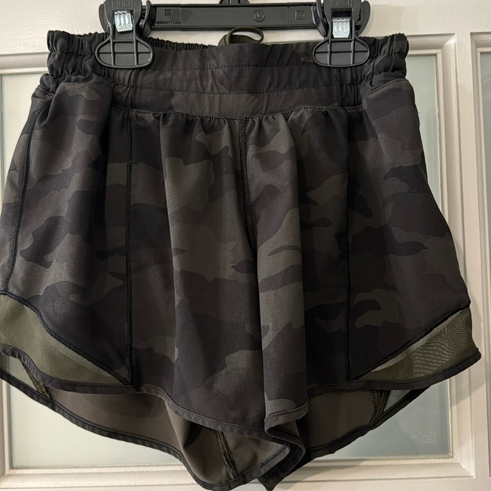 lululemon hotty hot low rise lined shorts size 4